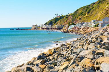 Malibu, California 'nın sahil kıyısı boyunca uzanan sakin vaha, olağanüstü kıyı kıyısındaki stilt evleriyle.