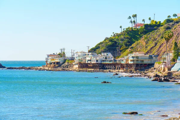 Küstenlandschaft Mit Charmanten Hanghäusern Rande Des Ozeans Malibu Kalifornien Die — Stockfoto