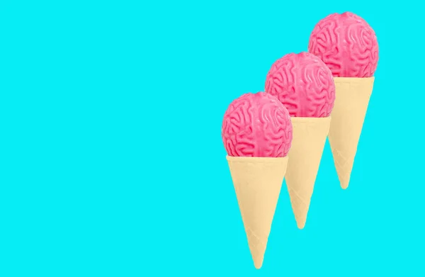 ワッフルアイスクリームコーンの3つの人間の脳モデルは コピースペースで青い背景に隔離されています 明るく鮮やかな夏のデザートコンセプト — ストック写真
