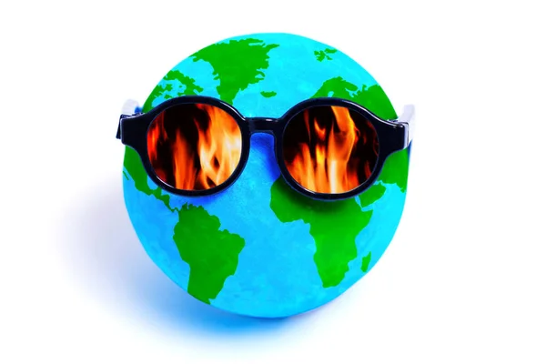 Small Globe Wearing Sunglasses Fiery Reflections Lenses Global Warming Wildfires — Stock Photo, Image