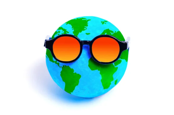 Small Globe Donning Trendy Sunglasses Representing Urgent Issue Global Warming — Stock Photo, Image