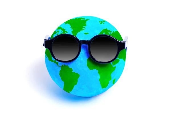 Tiny Globe Wearing Stylish Sunglasses Symbolizing Sense Adventure Global Exploration — Stock Photo, Image