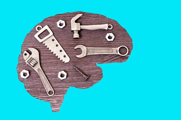 Figura Kształcie Mózgu Wypełniona Miniaturowymi Replikami Narzędzi Ręcznych Takich Jak — Zdjęcie stockowe