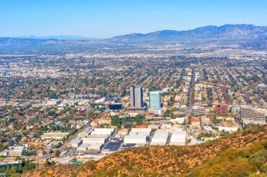 Los Angeles, Kaliforniya - 20 Aralık 2022: Heyecan verici bir yürüyüş sırasında manzaralı bir noktadan Los Angeles 'ın güzelliği.