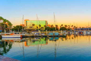 Los Angeles, California - 22 Aralık 2022 Liman manzaralı Long Beach Hyatt Regency Oteli Sunset rıhtımında.