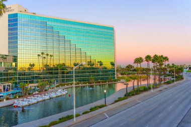 Los Angeles, California - 22 Aralık 2022: Sunset 'teki Hyatt Regency Long Beach Oteli' nin görkemli manzarası