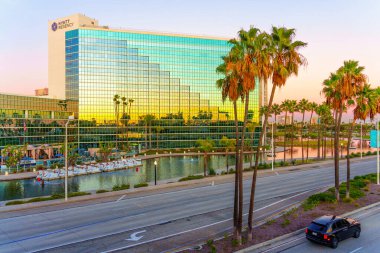 Los Angeles, California - 22 Aralık 2022: Iconic Hyatt Regency Long Beach Hotel Sunset