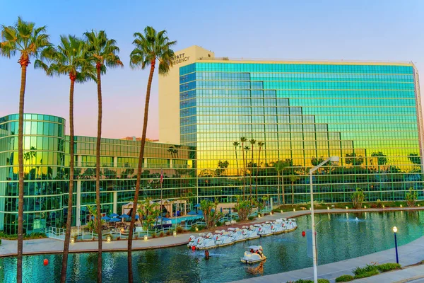 カリフォルニア州ロサンゼルス 2022年12月22日 マジックアワーのロングビーチハイアットリージェンシーホテルの眺め — ストック写真