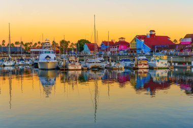 Los Angeles, Kaliforniya - 22 Aralık 2022: Sunset 'teki Long Beach Sahil Marina manzarası.