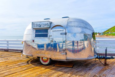 Los Angeles, California - 12 Ocak 2023 Malibu İskelesindeki Iconic Miansai Airstream Mobile Store