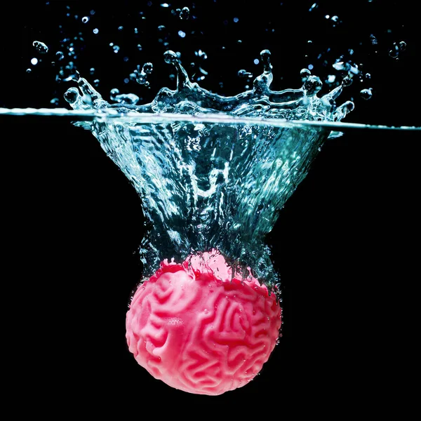 人間の脳モデルのクローズアップは 黒い背景を背景に飛沫で水中に落ちた — ストック写真