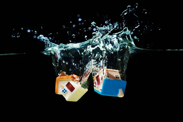 Detailní Záběr Dvou Domků Hraní Ponořených Vodě Šploucháním Černém Pozadí — Stock fotografie