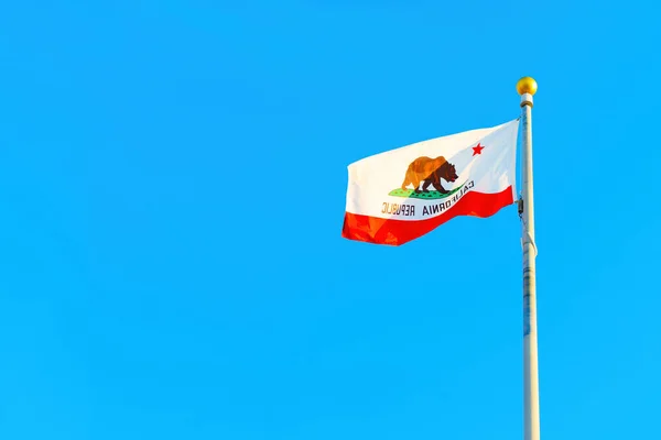 Kalifornská Státní Vlajka Ladně Vlaje Vlajkovém Stožáru Pozadí Modré Oblohy — Stock fotografie