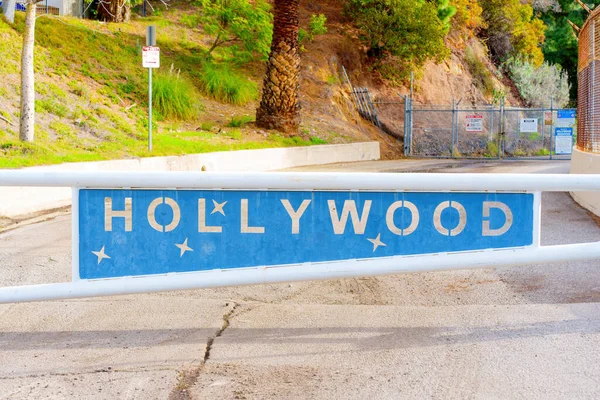 カリフォルニア州ロサンゼルス 2022年12月22日 ハリウッド貯水池近くの入り口ゲートにハリウッドサイン — ストック写真