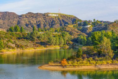 Los Angeles, California - 22 Aralık 2022: Hollywood Reservoir ve Iconic Hollywood Tabelasının Manzarası