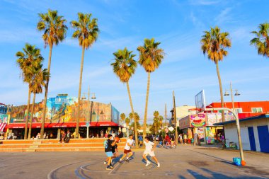 Los Angeles, Kaliforniya - 29 Aralık 2022: Venedik Plajı 'nda Basketbol Oynayan Gençler Grubu