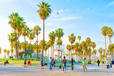 Los Angeles, Kaliforniya - 29 Aralık 2022: Venice Beach 'te Basketbol Oynayan İnsanlar Grubu