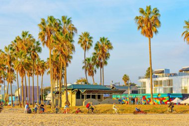 Los Angeles, Kaliforniya - 29 Aralık 2022: Bir grup bisikletçi Venedik Sahili 'nin Picturesque Yolu boyunca kış güneşinin sıcaklığında süzülüyor.