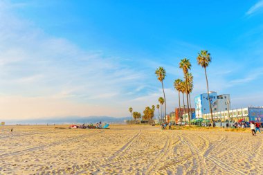 Los Angeles, Kaliforniya - 29 Aralık 2022 Venedik Plajı 'nda güneşli bir kış günü. Yürüyen ve Bisikletli İnsanlar.