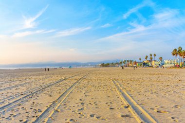 Los Angeles, Kaliforniya - 29 Aralık 2022: Geniş Venedik Sahil Kıyısı Ayak izleri ve Lastik İzleriyle süslenmiş