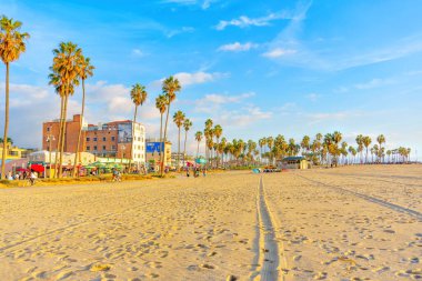 Los Angeles, Kaliforniya - 29 Aralık 2022: Sıcak Kış Güneşi ve Venedik Plajı Şehir Manzarası