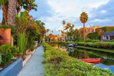 Los Angeles, Kaliforniya - 29 Aralık 2022: Günbatımında Venedik Kanalının Büyüleyici Güzelliği