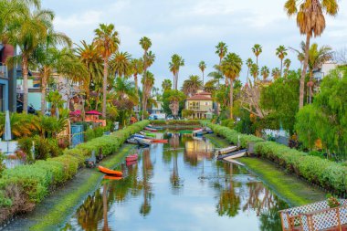 Los Angeles, California - 29 Aralık 2022: Venedik Kanalının Canlı Büyüsü - Büyüleyici Evler, Sallanan Palmiye Ağaçları ve Ördeklerin Nazik Kayışı