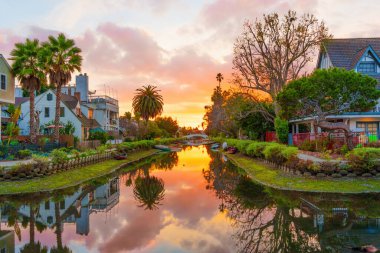 Los Angeles, Kaliforniya - 29 Aralık 2022 Venedik Kanalında Ateşli Günbatımının Nefes Kesen Güzelliği