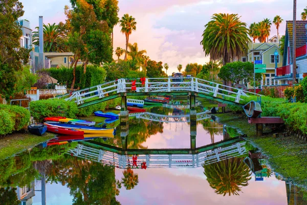 Los Angeles Kalifornien Dezember 2022 Holzbrücke Und Pulsierende Boote Venedig — Stockfoto