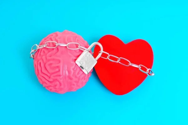 Εγκέφαλος Και Καρδιά Δεμένοι Σφιχτά Μεταξύ Τους Μια Αλυσίδα Και — Φωτογραφία Αρχείου