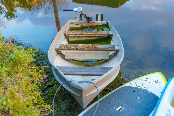 Unbeaufsichtigtes Boot Mit Grünem Wasser Inneren Vor Anker Kanal Von — Stockfoto