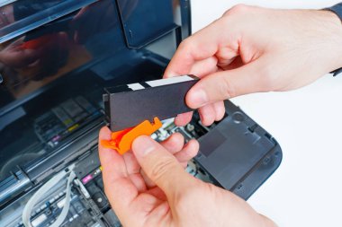 Eller, kurulumdan önce mürekkep püskürtme yazıcısının turuncu koruyucu kapağını yavaşça çıkarsın.