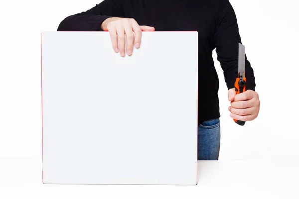 人们一边把一只手放在一个大的白色盒子上 一边拿着一把有相当大的刀片的公用刀 非拳击兴奋相关概念 — 图库照片