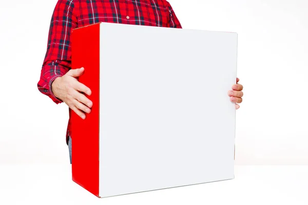 一个穿着红色和绿色格子衬衫的人的侧面视图 他拿着一个大的红白相间的盒子 上面有烙印的空间 圣诞精神和节日的魅力 — 图库照片