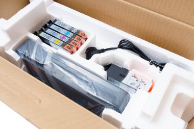 Kyiv, Ukrayna - 20 Temmuz 2023: Yepyeni Canon Inkjet Yazıcılı Açık Perakende Kutusu