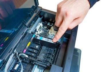 Kyiv, Ukrayna - 20 Temmuz 2023: Canon Inkjet yazıcısının arabasına yerleştirildikten sonra mürekkep kartuşunu tıklatan parmak.