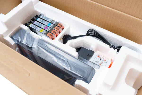 Kyiv, Ukrayna - 20 Temmuz 2023: Yepyeni Canon Inkjet Yazıcılı Açık Perakende Kutusu
