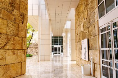 Los Angeles, California - 5 Ocak 2023: Getty Center 'ın Kuzey ve Doğu Pavilionlarının Giriş Kapıları