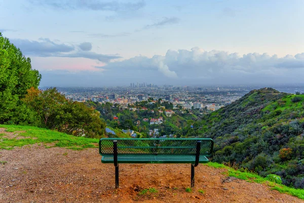 ランヨンキャニオンでの空のベンチが待っています 休憩し ロサンゼルスの日没の景色を楽しむためにハイカーを招待 — ストック写真