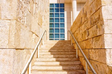 Mimari ayrıntı: Getty Center binalarından birine doğru atılan taş adımlar