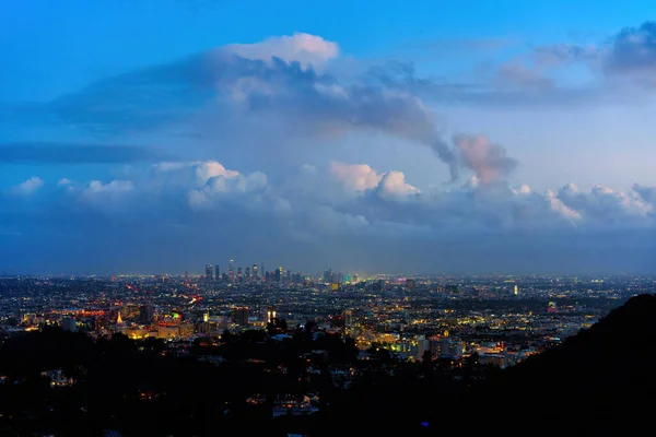 カリフォルニア州ロサンゼルス 2023年1月6日 ドラマティックスカイで照らされた街の夜景 — ストック写真