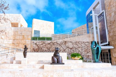 Los Angeles, Kaliforniya - 5 Ocak 2023: Getty Center 'daki Heykeller Zarifçe Avluya Adorning