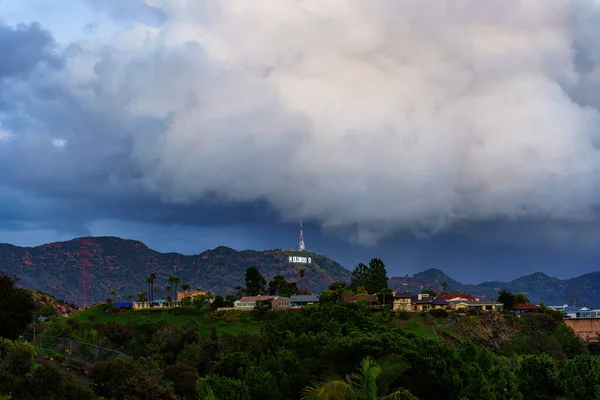 Лос Анджелес Каліфорнія Січня 2023 Будинки Пагорбі Іконою Голлівудський Знак — стокове фото