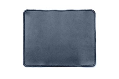 Temiz beyaz bir arkaplanda izole edilmiş yepyeni bir fare altlığının üst görünümü.