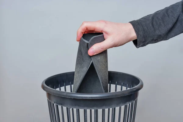 Person Tosses Worn Well Used Mouse Pad Trash Bin — Stock Photo, Image