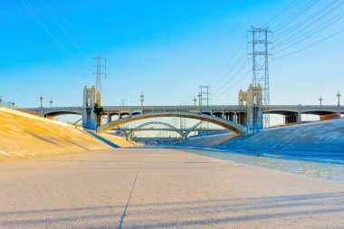 Los Angeles Nehri üzerindeki 6. Cadde Köprüsü ve Los Angeles 'ın mirasının ayrılmaz bir parçası olarak elektrik hatları ağı..
