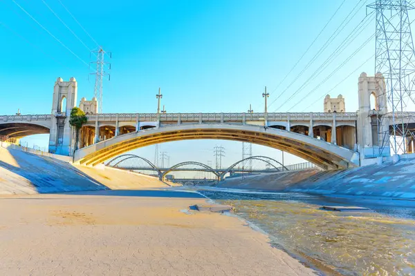 Los Angles Nehri, çapraz köprüleri ve şehrin elektrik hatlarının hareketli enerjisi..