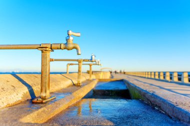 Cabrillo İskelesi 'ndeki umumi çamaşır istasyonunun alçak açılı görüntüsü güneşli bir kış gününde açık mavi gökyüzüne vuruyor..