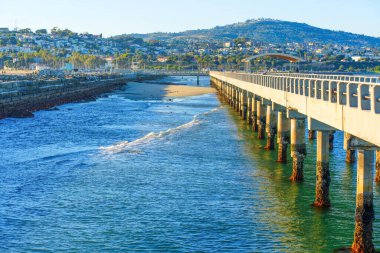 Cabrillo Sahil İskelesi 'nin ucundan geniş açı perspektifi manzarayı ve şehrin ötesini gözler önüne seriyor..