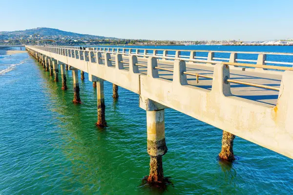 Long Beach, California 'daki Cabrillo Sahili' nin beton yapısının yakın görüntüsü..